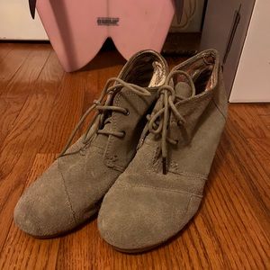 Toms size 9 wedged boot